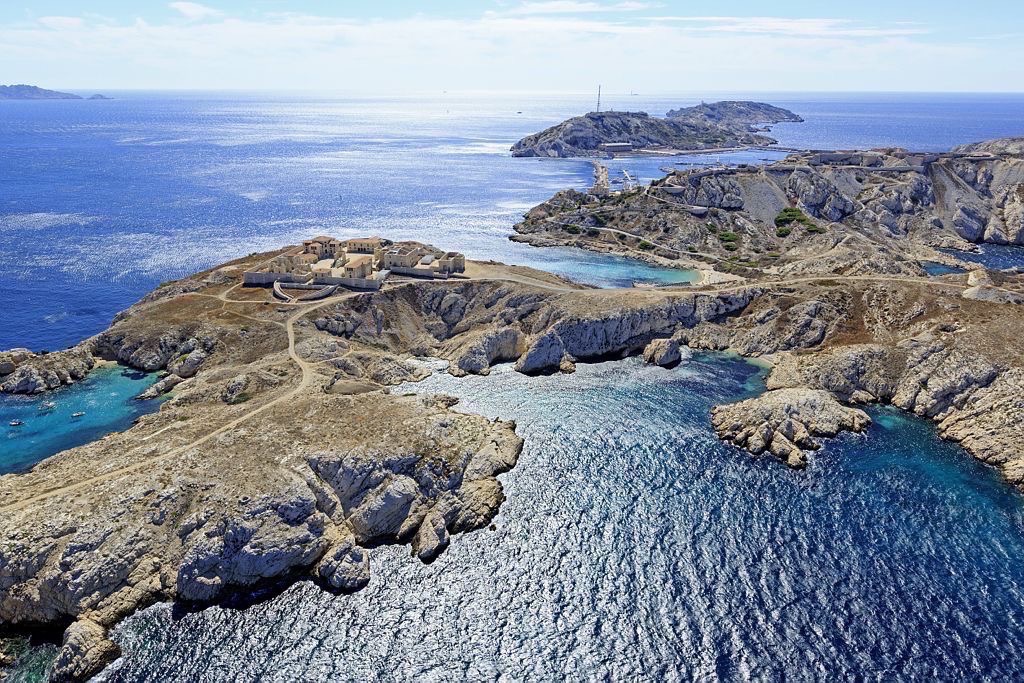 Parc national des Calanques, Marseille, 7e arrondissement, archipel des iles du Frioul, ile Ratonneau, Port de l'Eoube, ile Pomegues en arriere plan