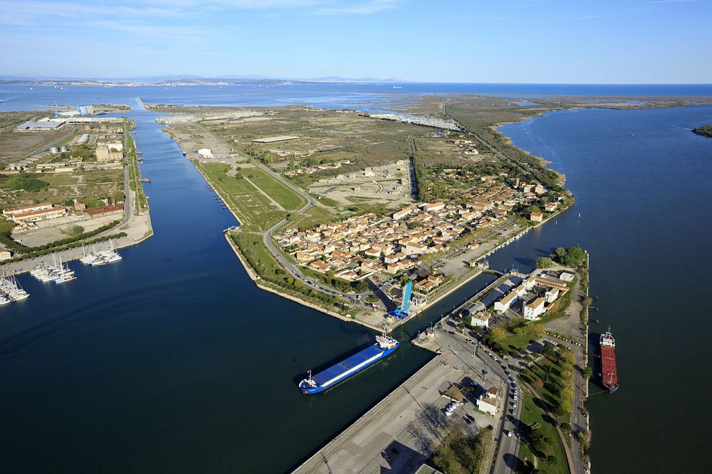 Port Saint Louis du Rhone, canal Saint Louis, Le Rhone a droite, la mer Mediterranee en arriere plan