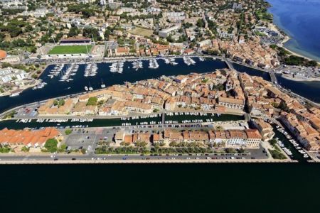 Martigues, quartier de l'ile, canal Galiffet et canal Baussenque et le port de Ferrieres en arriere plan