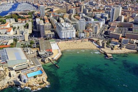 Marseille, 7e arrondissement, quartier du Pharo, Anse et plage des Catalans, Cercle des Nageurs, le Vieux Port en arriere plan