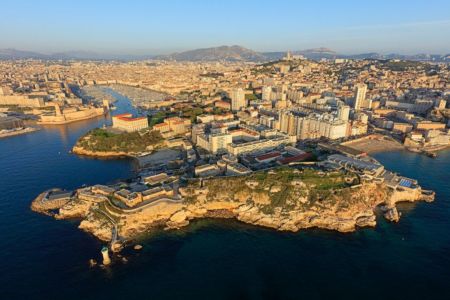 Marseille, 7e arrondissement, quartier du Pharo, Phare de La Desirade, Pointe Carinade, Anse des Catalans, Cercle des Nageurs, le Vieux Port en arriere plan
