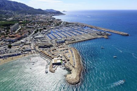 Marseille, 8e arrondissement, quartier Pointe Rouge, Anse et plage de la Pointe Rouge, le port de plaisance de la Pointe Rouge en arriere plan