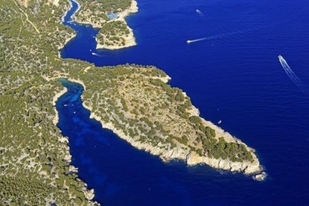 Parc national des Calanques, Marseille, 9e arrondissement, calanque de Port Pin et calanque de Port Miou en arriere plan