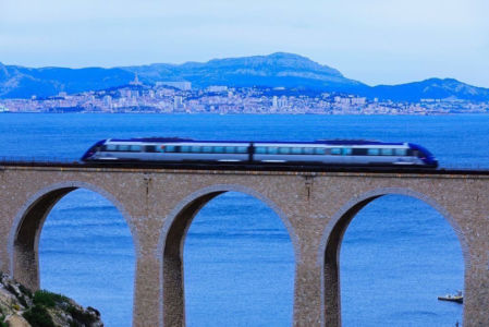 France, Bouches du Rhone (13), La Cote Bleue, Le Rove, calanque de La Vesse, le pont de chemin de fer et le train de La Cote Bleue, Marseille en arriere plan